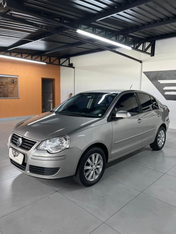 VOLKSWAGEN Polo Sedan - Foto