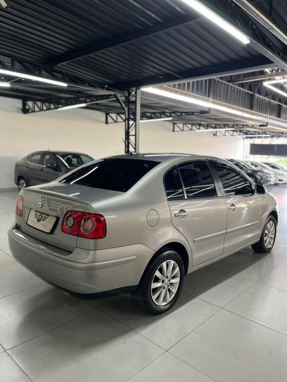 VOLKSWAGEN Polo Sedan - Foto
