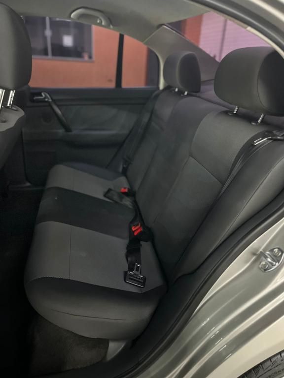 VOLKSWAGEN Polo Sedan - Foto