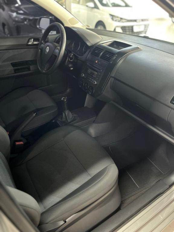VOLKSWAGEN Polo Sedan - Foto