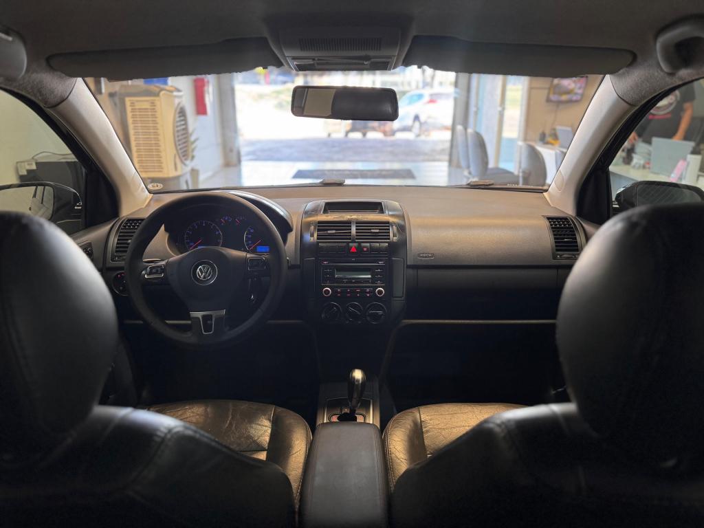 VOLKSWAGEN Polo Sedan - Foto