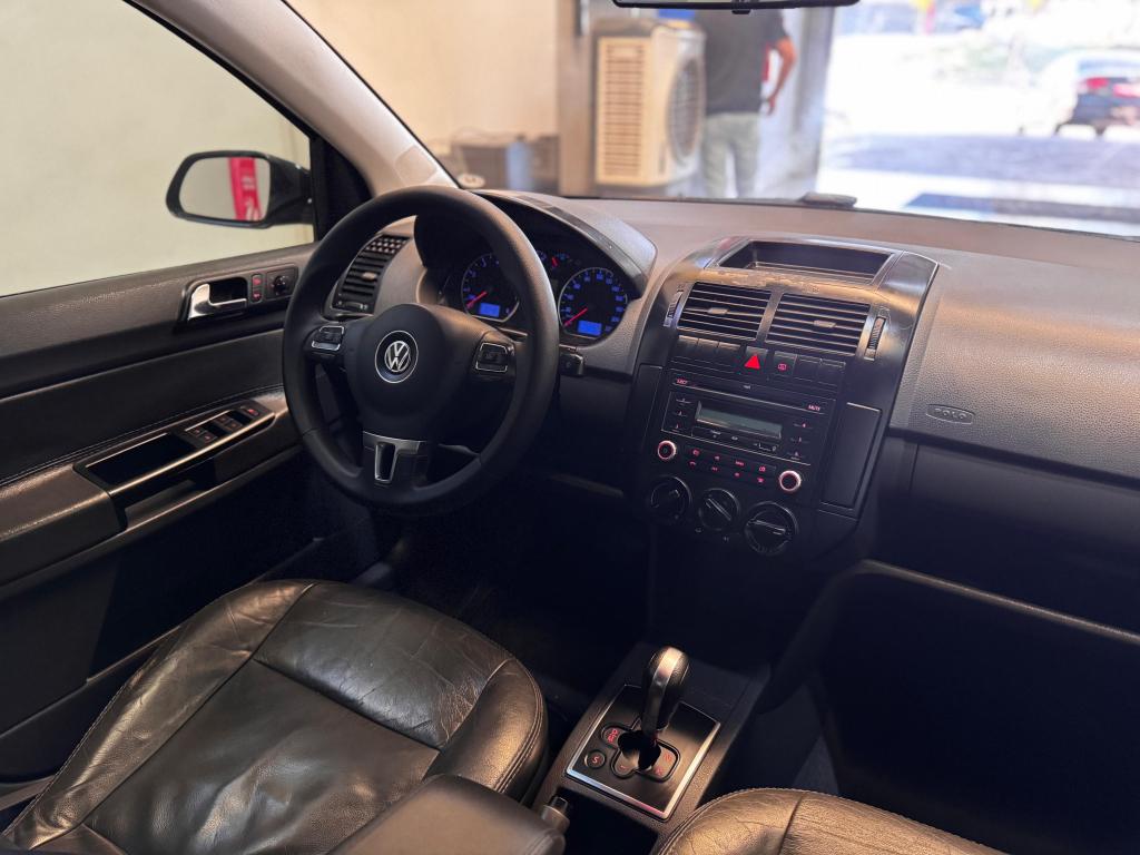 VOLKSWAGEN Polo Sedan - Foto