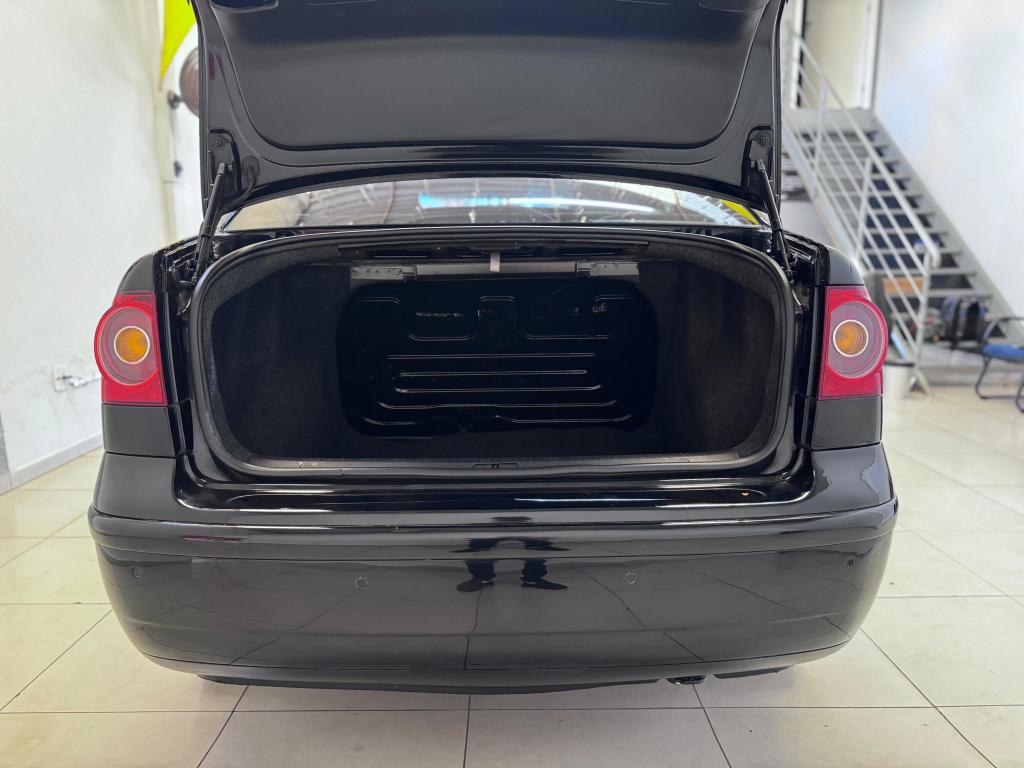 VOLKSWAGEN Polo Sedan - Foto