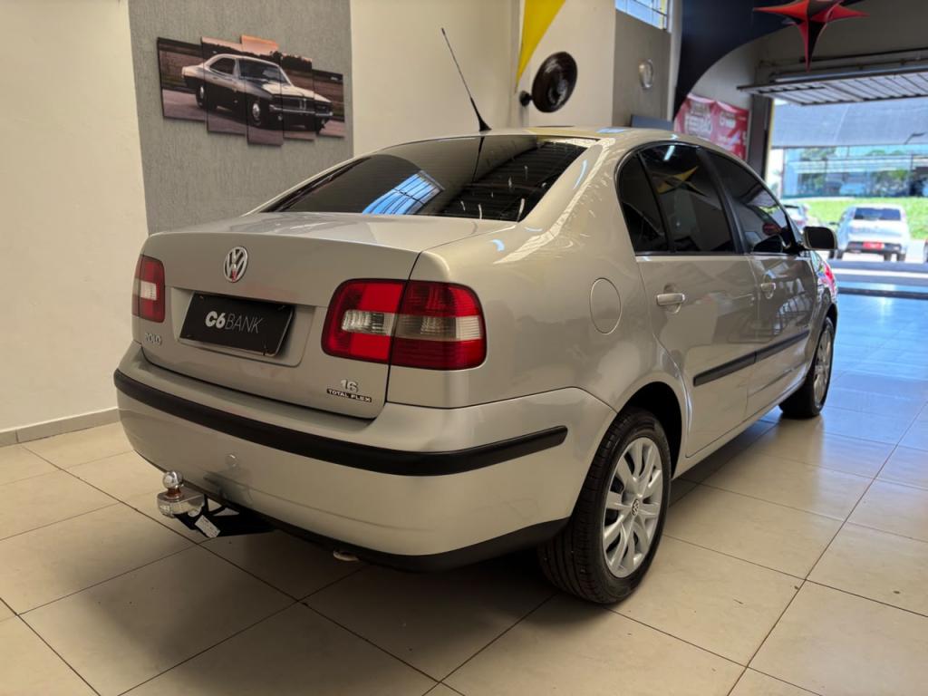 VOLKSWAGEN Polo Sedan - Foto