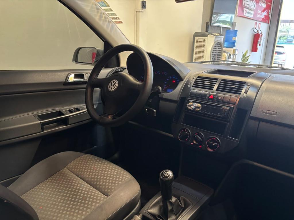 VOLKSWAGEN Polo Sedan - Foto