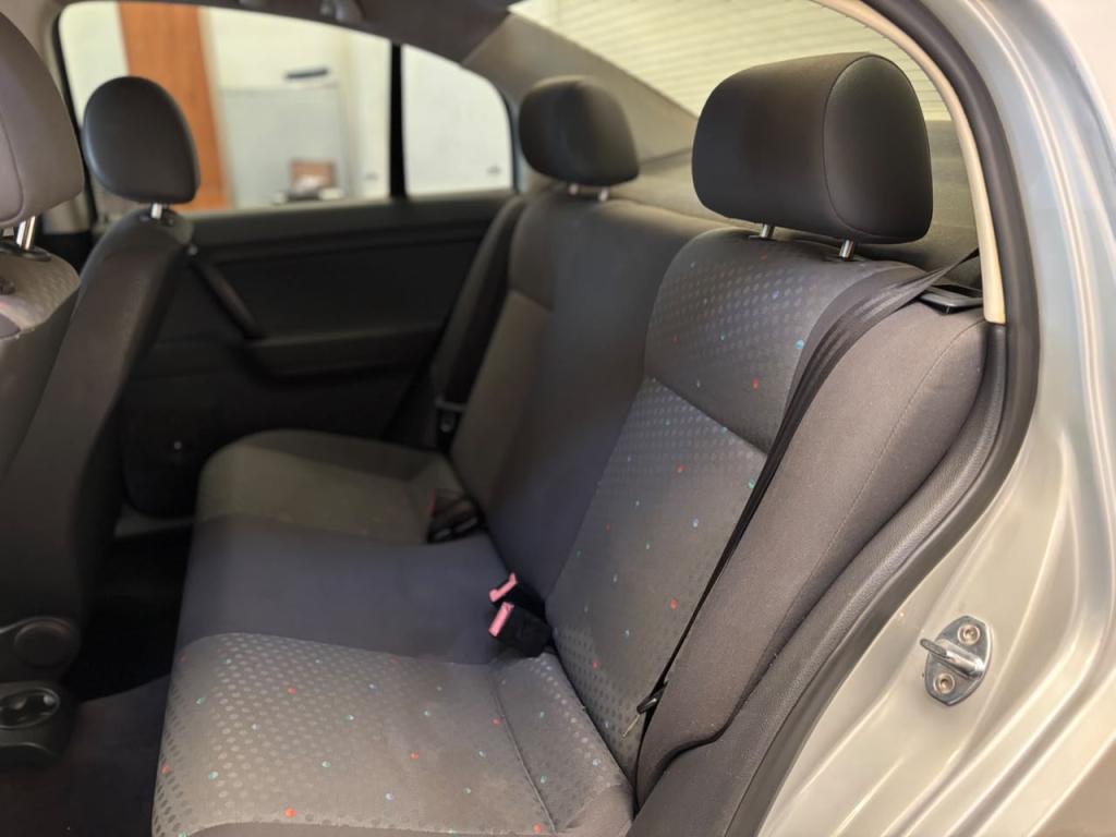 VOLKSWAGEN Polo Sedan - Foto