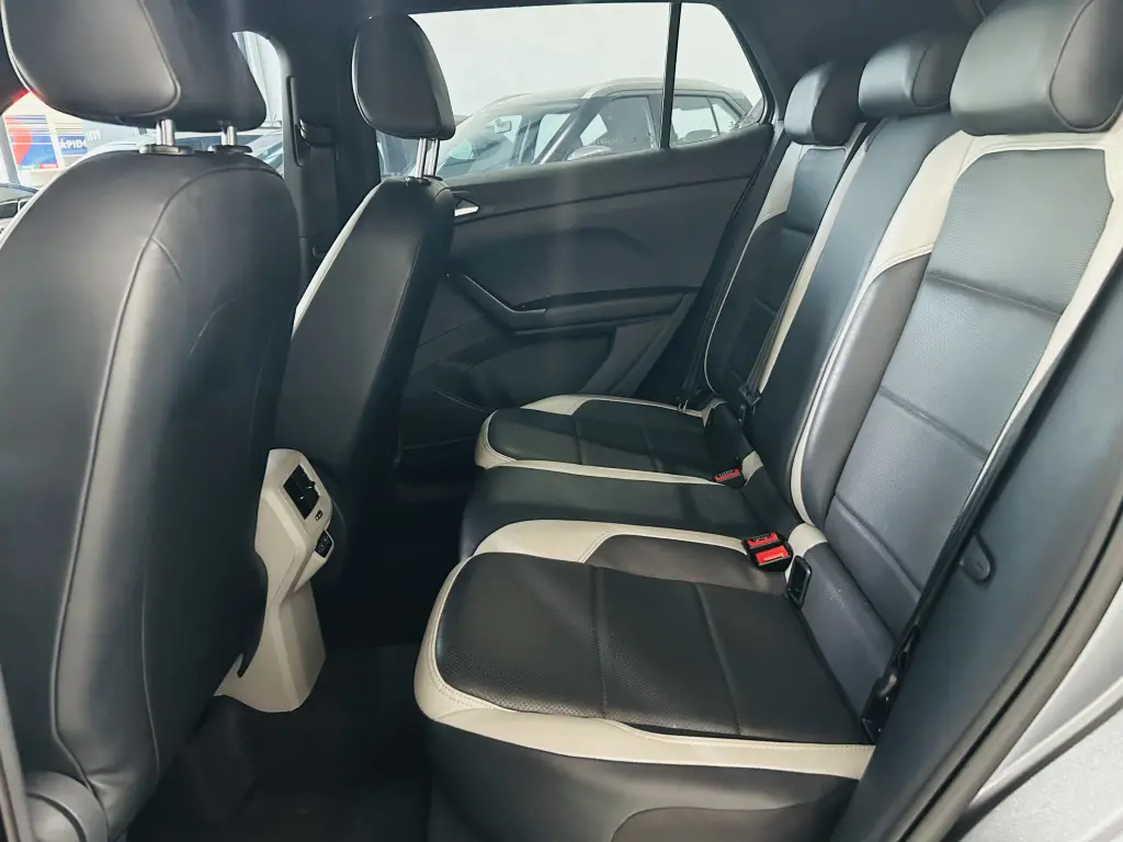 VOLKSWAGEN T-Cross - Foto