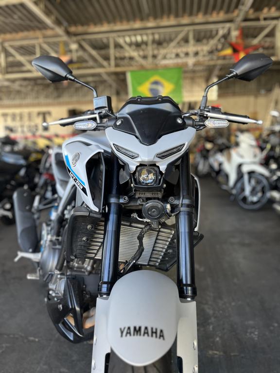 YAMAHA MT-03 300 - Foto