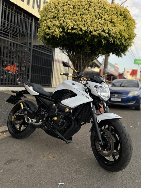 YAMAHA XJ6 600 - Foto