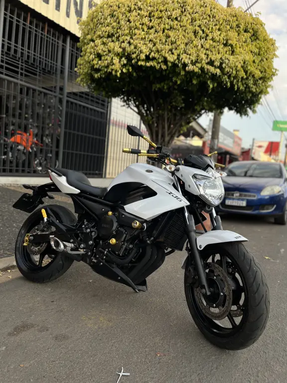 YAMAHA XJ6 600 - Foto