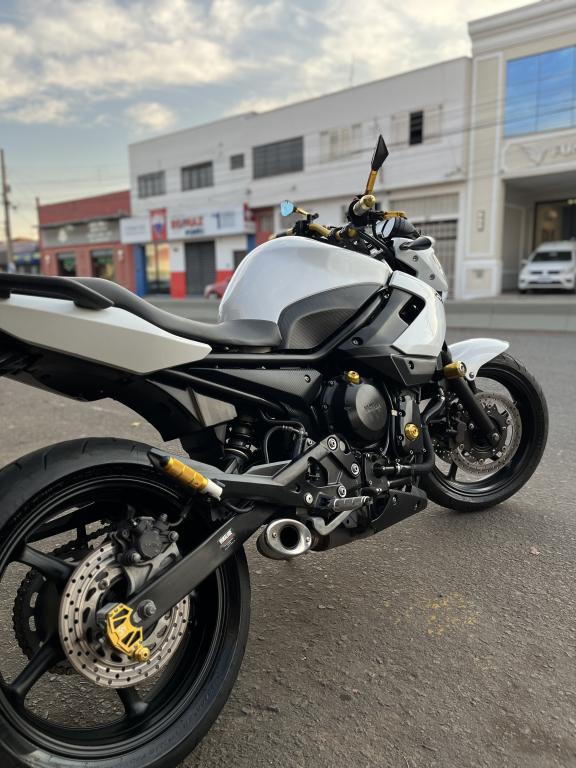 YAMAHA XJ6 600 - Foto