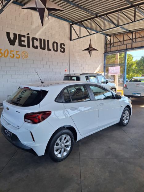 CHEVROLET Onix Hatch 1.0 12V 4P FLEX PLUS TURBO AUTOM�TICO, Foto 3