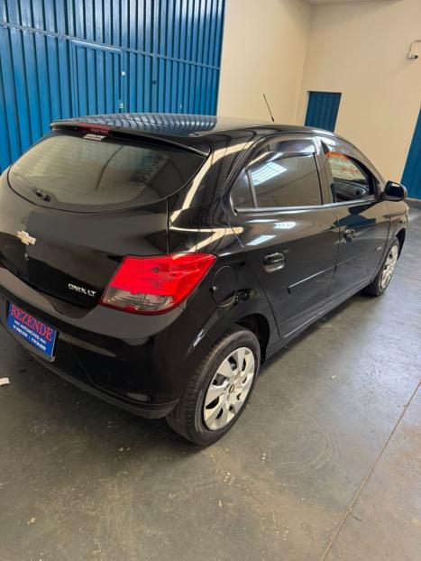 CHEVROLET Onix Hatch 1.4 4P FLEX LT, Foto 6