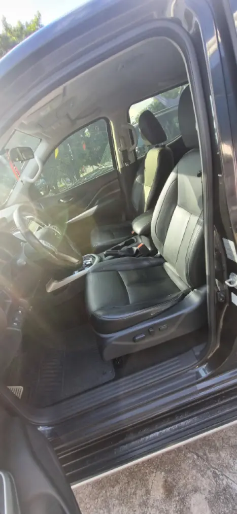 NISSAN Frontier 2.3 16V XE 4X4 CABINE DUPLA BI-TURBO DIESEL AUTOMÁTICO, Foto 3 NISSAN Frontier 2.3 16V XE 4X4 CABINE DUPLA BI-TURBO DIESEL AUTOMÁTICO, Foto 3