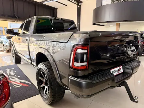 RAM 2500 6.7 I6 24V SLT CABINE DUPLA TURBO DIESEL NIGHT EDITION 4X4 AUTOM�TICO, Foto 5