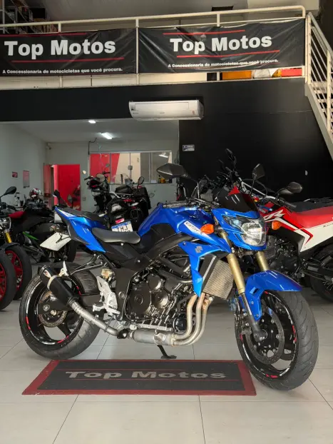 SUZUKI GSR 750 , Foto 1