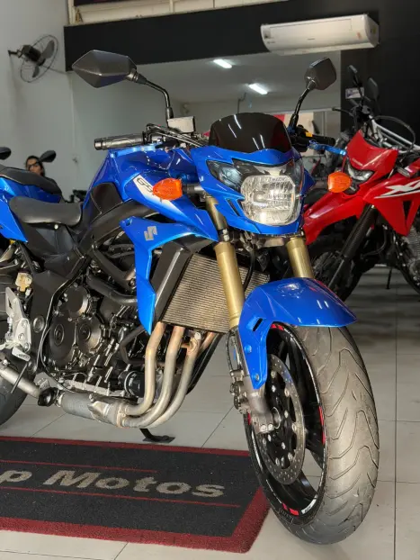 SUZUKI GSR 750 , Foto 2