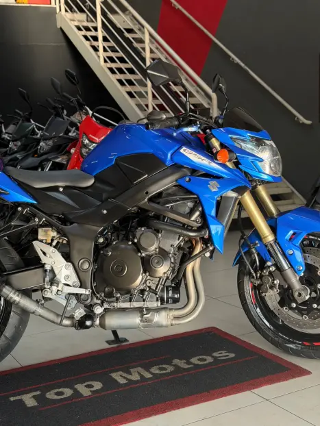 SUZUKI GSR 750 , Foto 3