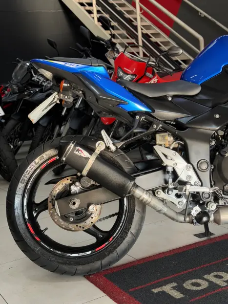 SUZUKI GSR 750 , Foto 4