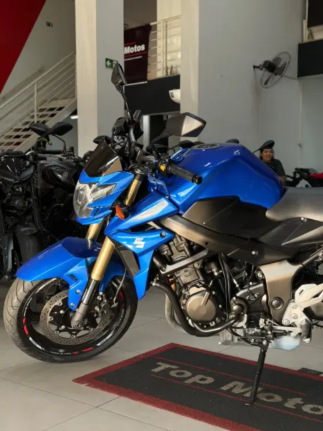 SUZUKI GSR 750 , Foto 9