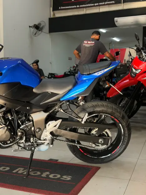 SUZUKI GSR 750 , Foto 10