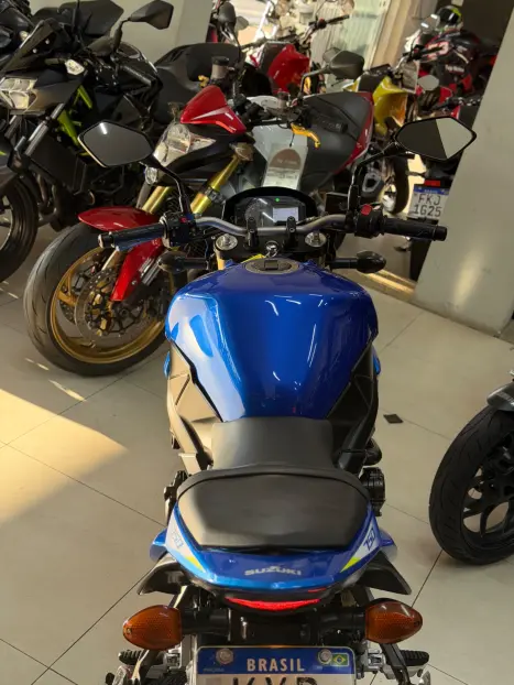 SUZUKI GSR 750 , Foto 11