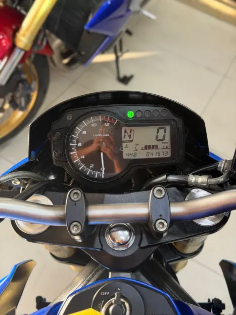 SUZUKI GSR 750 , Foto 12