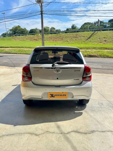 TOYOTA Etios Hatch 1.5 16V 4P FLEX PLATINUM AUTOM�TICO, Foto 5