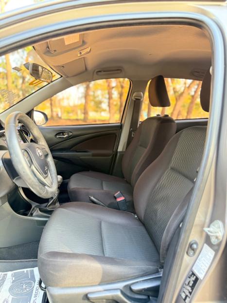 TOYOTA Etios Hatch 1.5 16V 4P FLEX XS AUTOM�TICO, Foto 3