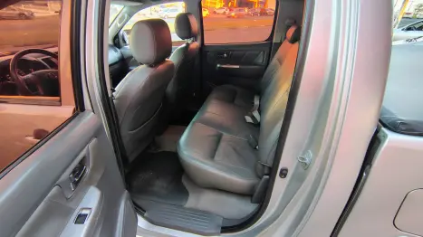 TOYOTA Hilux Caminhonete 3.0 4P 4X4 SRV TURBO DIESEL CABINE DUPLA, Foto 11 TOYOTA Hilux Caminhonete 3.0 4P 4X4 SRV TURBO DIESEL CABINE DUPLA, Foto 11