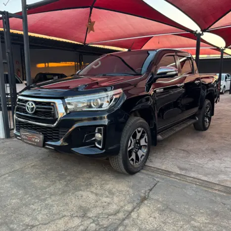 TOYOTA Hilux Caminhonete 2.8 16V SRX 4X4 TURBO DIESEL CABINE DUPLA AUTOMÁTICO, Foto 3 TOYOTA Hilux Caminhonete 2.8 16V SRX 4X4 TURBO DIESEL CABINE DUPLA AUTOMÁTICO, Foto 3