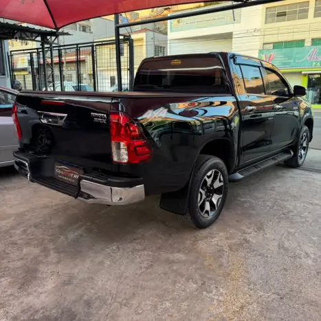 TOYOTA Hilux Caminhonete 2.8 16V SRX 4X4 TURBO DIESEL CABINE DUPLA AUTOMÁTICO, Foto 4 TOYOTA Hilux Caminhonete 2.8 16V SRX 4X4 TURBO DIESEL CABINE DUPLA AUTOMÁTICO, Foto 4