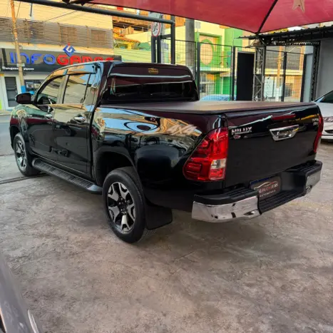 TOYOTA Hilux Caminhonete 2.8 16V SRX 4X4 TURBO DIESEL CABINE DUPLA AUTOMÁTICO, Foto 5 TOYOTA Hilux Caminhonete 2.8 16V SRX 4X4 TURBO DIESEL CABINE DUPLA AUTOMÁTICO, Foto 5