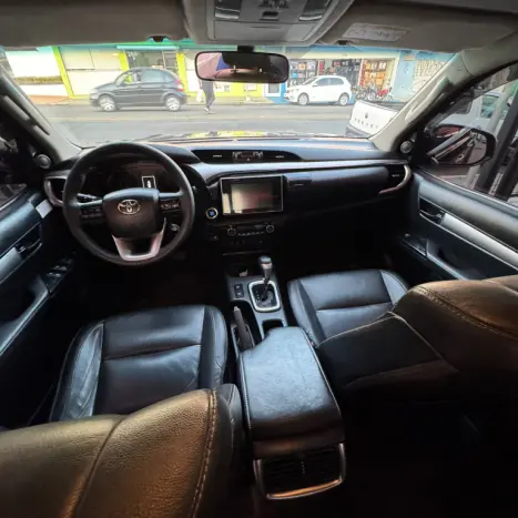 TOYOTA Hilux Caminhonete 2.8 16V SRX 4X4 TURBO DIESEL CABINE DUPLA AUTOMÁTICO, Foto 8 TOYOTA Hilux Caminhonete 2.8 16V SRX 4X4 TURBO DIESEL CABINE DUPLA AUTOMÁTICO, Foto 8