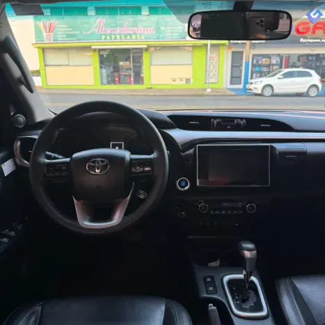 TOYOTA Hilux Caminhonete 2.8 16V SRX 4X4 TURBO DIESEL CABINE DUPLA AUTOMÁTICO, Foto 9 TOYOTA Hilux Caminhonete 2.8 16V SRX 4X4 TURBO DIESEL CABINE DUPLA AUTOMÁTICO, Foto 9