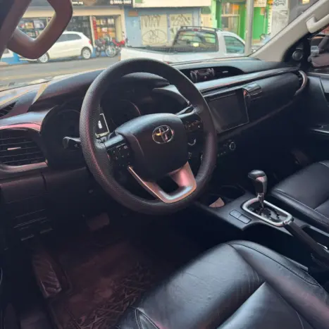 TOYOTA Hilux Caminhonete 2.8 16V SRX 4X4 TURBO DIESEL CABINE DUPLA AUTOMÁTICO, Foto 10 TOYOTA Hilux Caminhonete 2.8 16V SRX 4X4 TURBO DIESEL CABINE DUPLA AUTOMÁTICO, Foto 10