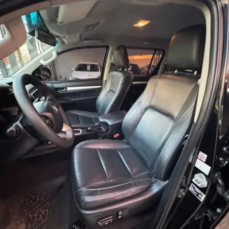 TOYOTA Hilux Caminhonete 2.8 16V SRX 4X4 TURBO DIESEL CABINE DUPLA AUTOMÁTICO, Foto 11 TOYOTA Hilux Caminhonete 2.8 16V SRX 4X4 TURBO DIESEL CABINE DUPLA AUTOMÁTICO, Foto 11