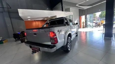 TOYOTA Hilux Caminhonete 3.0 4P 4X4 SRV TURBO DIESEL CABINE DUPLA AUTOM�TICO, Foto 16