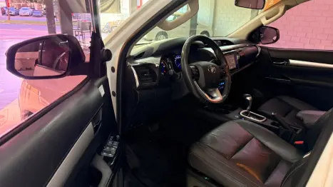 TOYOTA Hilux Caminhonete 2.8 16V SRX 4X4 TURBO DIESEL CABINE DUPLA AUTOM�TICO, Foto 3