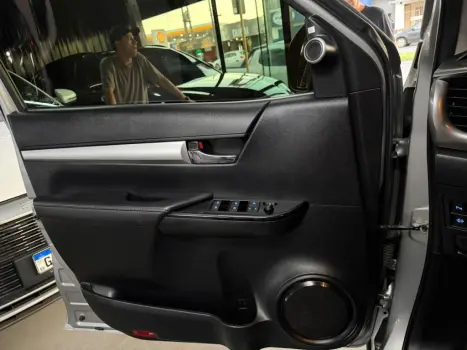 TOYOTA Hilux Caminhonete 2.8 16V SRX 4X4 TURBO DIESEL CABINE DUPLA AUTOMÁTICO, Foto 15