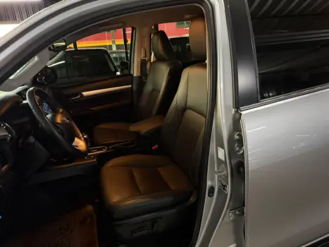 TOYOTA Hilux Caminhonete 2.8 16V SRX 4X4 TURBO DIESEL CABINE DUPLA AUTOMÁTICO, Foto 16