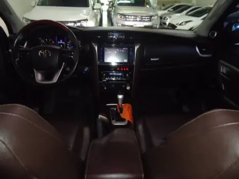 TOYOTA Hilux SW4 2.8 16V 4P SRX 4X4 7 LUGARES TURBO DIESEL AUTOMÁTICO, Foto 4 TOYOTA Hilux SW4 2.8 16V 4P SRX 4X4 7 LUGARES TURBO DIESEL AUTOMÁTICO, Foto 4