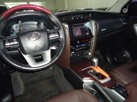 TOYOTA Hilux SW4 2.8 16V 4P SRX 4X4 7 LUGARES TURBO DIESEL AUTOMÁTICO, Foto 6 TOYOTA Hilux SW4 2.8 16V 4P SRX 4X4 7 LUGARES TURBO DIESEL AUTOMÁTICO, Foto 6