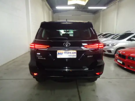 TOYOTA Hilux SW4 2.8 16V 4P SRX 4X4 7 LUGARES TURBO DIESEL AUTOMÁTICO, Foto 10 TOYOTA Hilux SW4 2.8 16V 4P SRX 4X4 7 LUGARES TURBO DIESEL AUTOMÁTICO, Foto 10