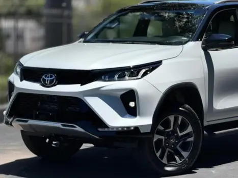 TOYOTA Hilux SW4 2.8 4P SRX 4X4 DIAMOND 7 LUGARES TURBO DIESEL AUTOM�TICO, Foto 2