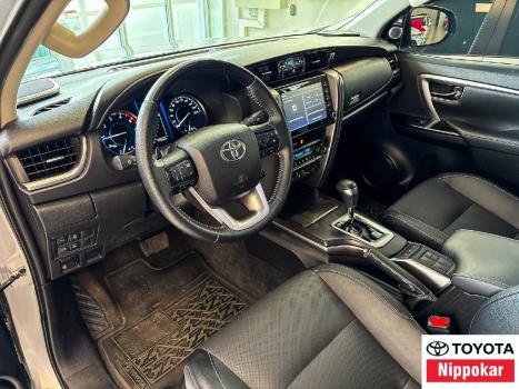 TOYOTA Hilux SW4 2.8 16V 4P SRX 4X4 7 LUGARES TURBO DIESEL AUTOMTICO, Foto 3