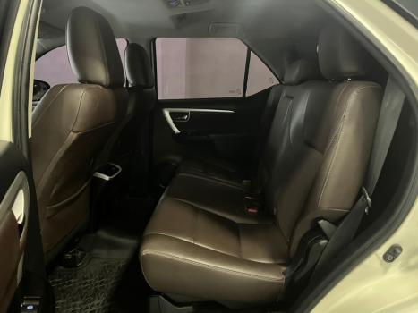 TOYOTA Hilux SW4 2.8 16V 4P SRX 4X4 7 LUGARES TURBO DIESEL AUTOMTICO, Foto 13