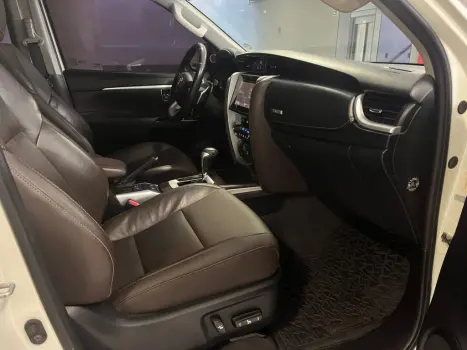 TOYOTA Hilux SW4 2.8 16V 4P SRX 4X4 7 LUGARES TURBO DIESEL AUTOMTICO, Foto 14