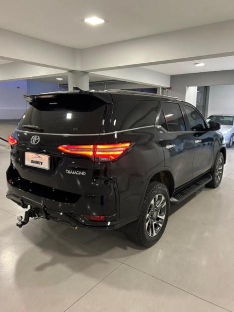 TOYOTA Hilux SW4 2.8 4P SRX 4X4 DIAMOND 7 LUGARES TURBO DIESEL AUTOM�TICO, Foto 4