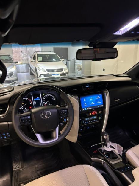 TOYOTA Hilux SW4 2.8 4P SRX 4X4 DIAMOND 7 LUGARES TURBO DIESEL AUTOM�TICO, Foto 12